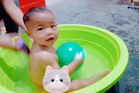 这首歌太带劲了，这么冷的天，宝宝喜欢洗澡玩水，来一段听听