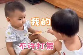 双胞胎弟弟为抢吃的，被姐姐打一顿，弟弟得逞后太嘚瑟了视频封面