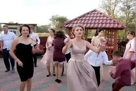 最新2021年我在俄罗斯参加婚礼现场派对🎉，俄罗斯美女姐姐跳舞💃视频封面