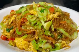 大厨教你包菜炒粉丝的家常做法，干香入味，不粘锅不成坨，真解馋