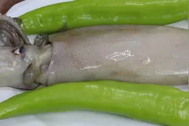 胶东大厨分享“辣椒炒鱿鱼”的做法，详细易学美味，果断收藏了视频封面