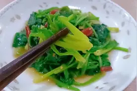 炒菠菜，到底是焯水还是直接下锅炒，我把正确的方法分享给大家。视频封面