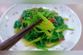 炒菠菜，到底是焯水还是直接下锅炒，我把正确的方法分享给大家。视频封面