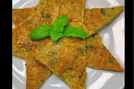 为什么饭店的香椿摊鸡蛋那么好吃，原来做法这么简单。视频封面