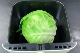 把包菜掺点猪皮放空气炸锅里，瞬间变美食，比炒的好吃，吃着真香视频封面