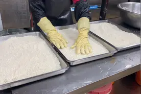 食堂里蒸米饭很多人都不知道是怎么做的，看完视频你就明白了