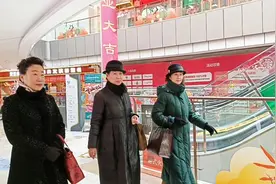 好姐妹逛街吃饭女人每天醒来化个淡妆穿自己喜欢的衣服不羡慕谁。视频封面
