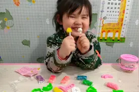 看小米用橡皮泥做的彩色糖果能吃吗？