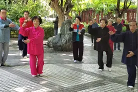 一位武林师傅，在西安长乐公园，带领徒弟，习练中华武术杨式太极视频封面