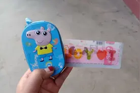 小狗狗也想吃字母软糖吗 被吓跑了