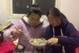 外卖卖15元4个的生蚝，弟弟花9.9元从网上买了好多，看下成果如何视频封面