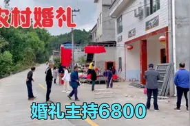 四川农村小伙办婚礼，花6800搭建中式婚礼舞台，这场景布置真喜庆视频封面