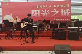 帅哥吉他弹唱巜告白气球》，大家欣賞，阳光之城音乐会！视频封面