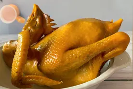 盐焗鸡好吃做法：教你只用姜涂抹上色，鸡皮金黄肉嫩，咸香入味视频封面