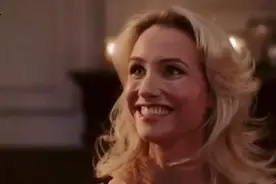 看外国小伙如何和女神互动，真的笨到可爱视频封面