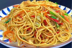 这才是炒面简单又好吃的做法，面条爽滑筋道，不粘锅不成坨，解馋