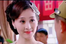 美女玩蒙眼睛抓人，惩罚是接吻30分钟，结果便宜了小鬼子30分钟。