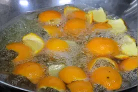 把橘子皮在开水中煮一煮，就服老一辈这种传统做法！视频封面