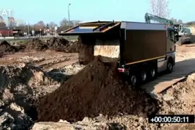 全封闭式渣土清运车，独特的推板+带传送卸货方式+硬盖式顶盖
