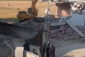建议农民遵守法律法规，实行一户一宅，先审批后建房，绝不占耕地视频封面