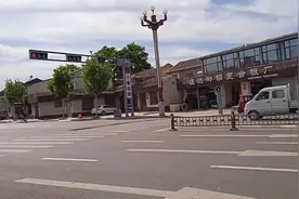 谁能看懂这红绿灯？人行道、行车道同时红、同时绿，我有点懵。视频封面