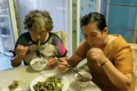 老妈在我这个年纪，腿不抖眼不花，身体可好了，我们这代人比不了视频封面