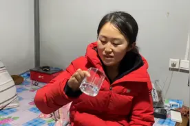 实拍黑龙江零下37度有多冷，喝白酒取暖，这屋子咋睡觉视频封面