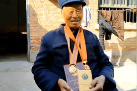 抗美援朝英雄杨林回忆在朝鲜的生活！视频封面