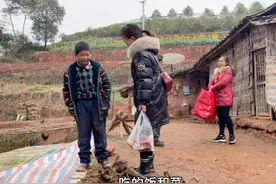 妈妈离家出走多年，爸爸打工过年也不能回家，爷孙三人新年快乐！视频封面