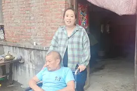 下雨天夫妻俩一起去看望贫困老人，看到家庭情况心酸难受！加油视频封面