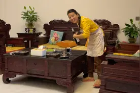 云姐野钓得红尾鲴鱼，香煎后撒上葱花，配上12年的红酒，美味极了
