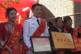 一人立功，全家光荣。兰考好小伙，结婚之日，部队送来立功喜报视频封面