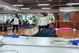 宁德时代的小姐姐为元旦晚会排练舞蹈，有你喜欢的妹子给我说视频封面