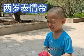 2岁宝宝日常 突然会自己洗澡了 把孩子爸笑坏了视频封面
