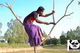 搞笑农村喜剧幽默每日爆笑，小孩喜欢玩泥巴，大人竟然也喜欢玩视频封面