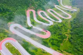 青海最美网红公路，建在海拔3000多米的大山上，如同在云中穿梭！视频封面