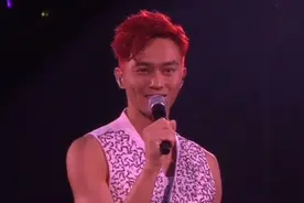 经典粤语情歌，张智霖这首《十指紧扣》，可以让人单曲循环的歌曲视频封面