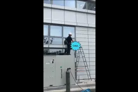 敲玻璃，"板砖40～扳手80～”。敲安全玻璃时记得敲玻璃四角