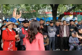 贵州妹在鱼峰山唱歌非常的好听，观众满四周，十分精彩