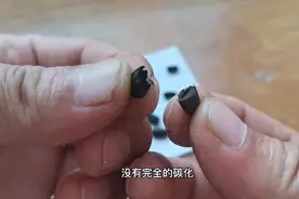 老王学习炮制巴豆，这样炒对吗？