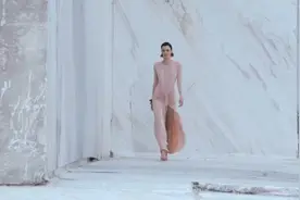 秀丽端庄，满是亮点的春夏时装秀，带给你夏天的感觉视频封面