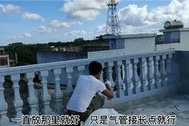 楼顶阳台用欧式现浇水泥柱子做护栏，喷上合适的油漆颜色，巴适