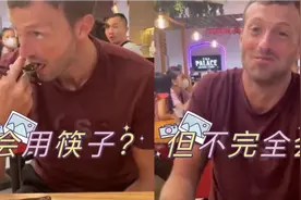 外国人假装用筷子吃饭实则直接下手，网友：头一次见糊弄自己的人视频封面