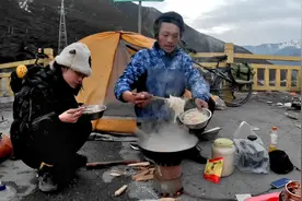带女友骑自行车穷游去西藏，很久没吃大米饭了，吃面的日子真难熬视频封面