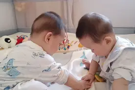 双胞胎哥哥抢不到东西喊妈妈帮忙，宝妈怎么做才好视频封面