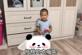 1岁娃居然拿起尿不湿要穿，妈妈好吃惊，还把手穿进去了。视频封面