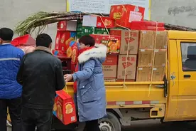 实拍安徽农村结婚前送彩礼，看婆家都拿些啥，和你们那里一样吗？视频封面