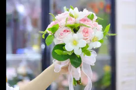 5月份的好日子多，连着做了两束领证手捧花，浅浅的少女粉好梦幻视频封面
