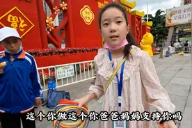 11岁小女孩放学摆摊做生意，你的孩子上兴趣班时，她已月入数千视频封面