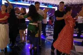 曾经因爱到放弃，曾经迷失了自己，如果继续也没有意义。视频封面